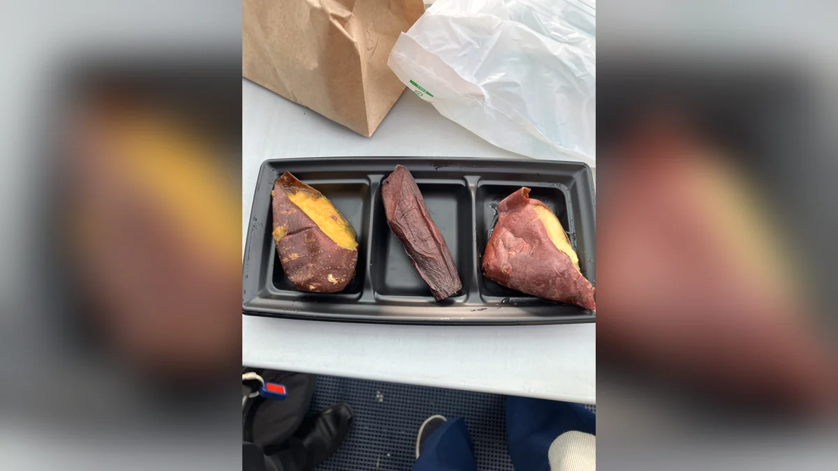 トレーに並んだ焼き芋3種食べ比べセットの写真
