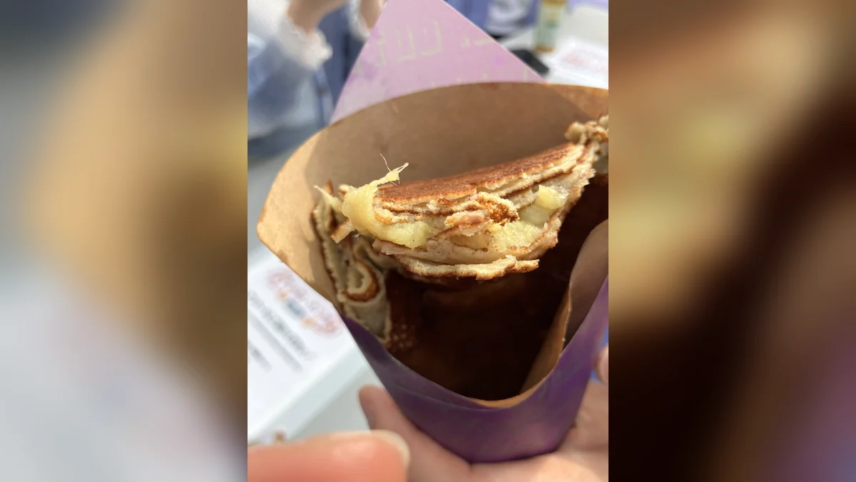 BUTTER CREPE LAB.のバタークレープを手に持った写真