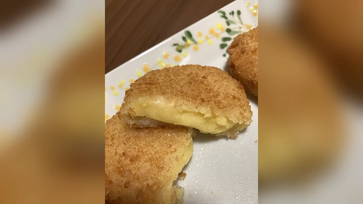 チーズ入りのさつまいもコロッケを割った断面の写真