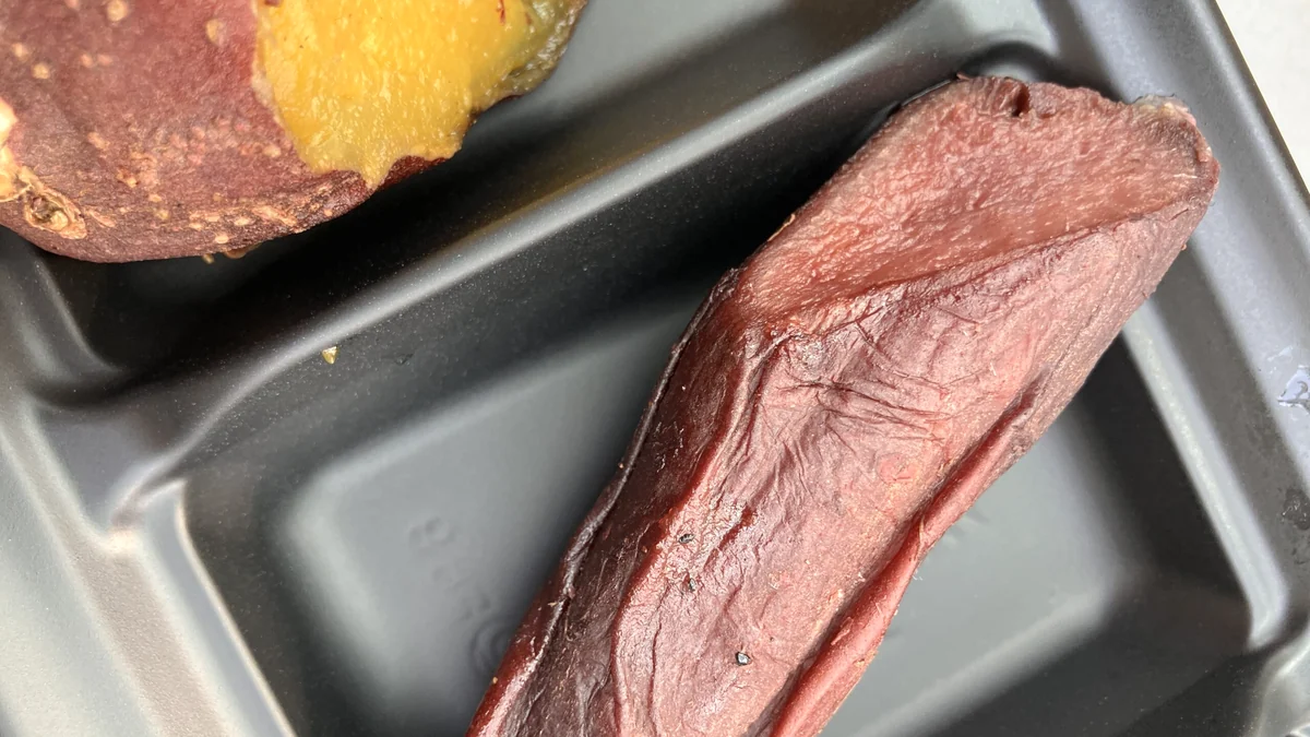 紫いもの品種ふくむらさきの焼き芋の写真
