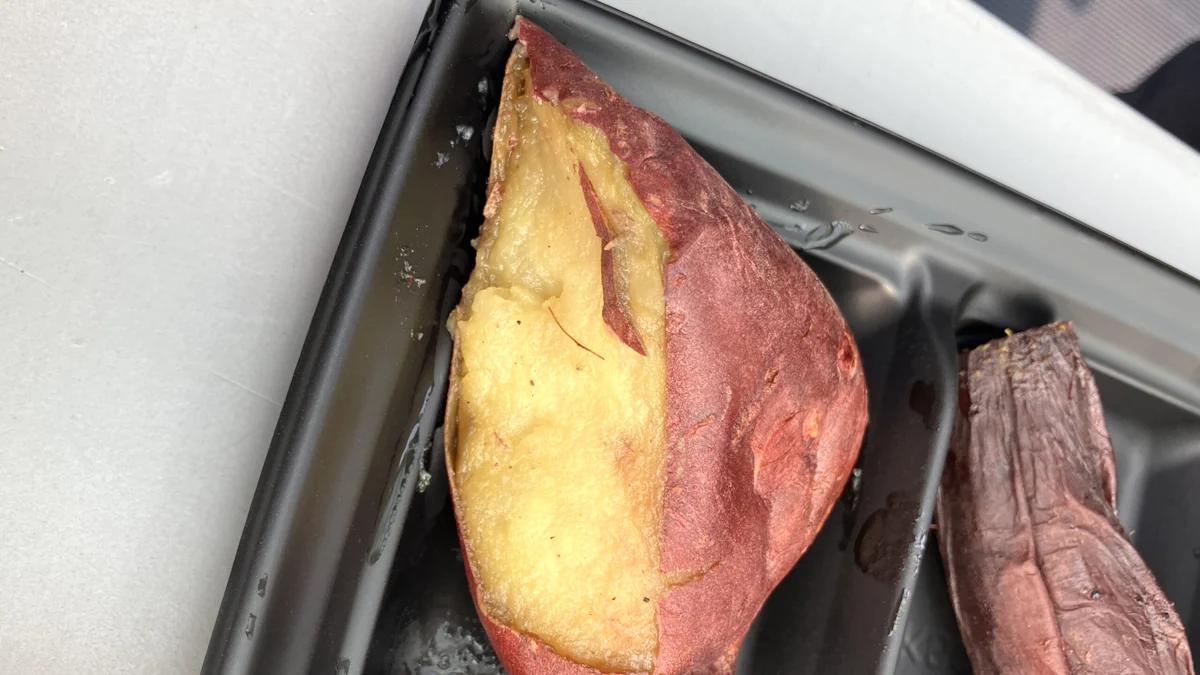 干し芋用の品種ほしあかねの焼き芋を割った写真