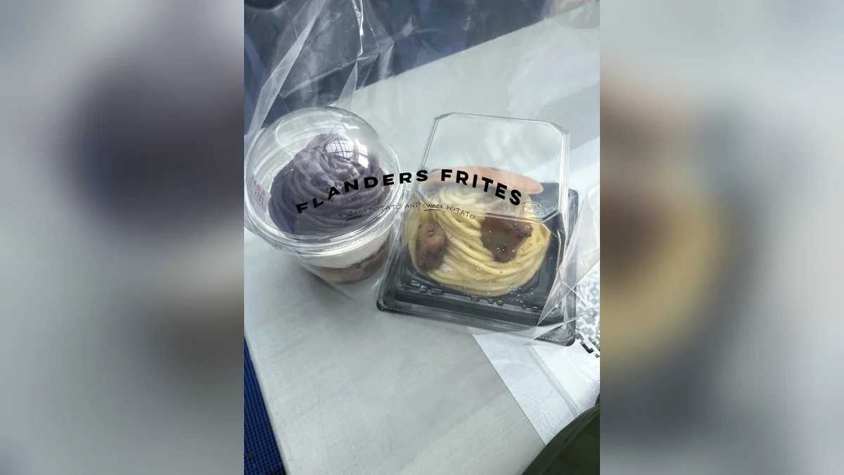 FLANDERS FRITESのみたらしモンブランとモンブランどら焼きの写真