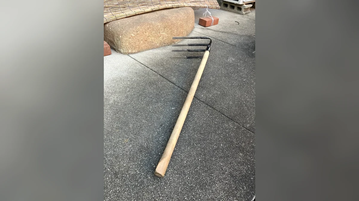 先が4本に分かれた備中鍬の実物写真
